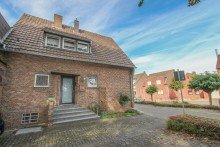 Au�enansicht Charmantes Zweifamilienhaus mit Garage 
in zentraler Lage von Kleinenbroich