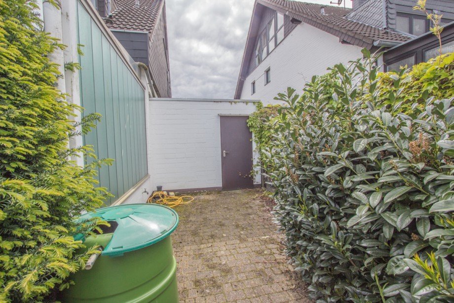 Gartenzugang zur Garage Doppelhaush�lfte Korschenbroich