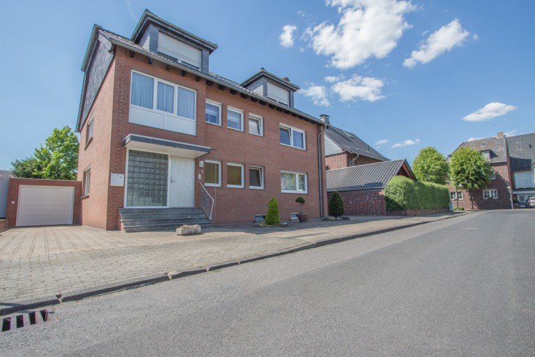 Die Au�enansicht Korschenbroich Zweifamilienhaus Gepflegtes Mehrgenerationenhaus mit zwei getrennten Einheiten in ruhiger und zentraler Wohnlage von Kleinenbroich