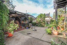 Au�enbereich Charmantes Zweifamilienhaus mit Garage 
in zentraler Lage von Kleinenbroich