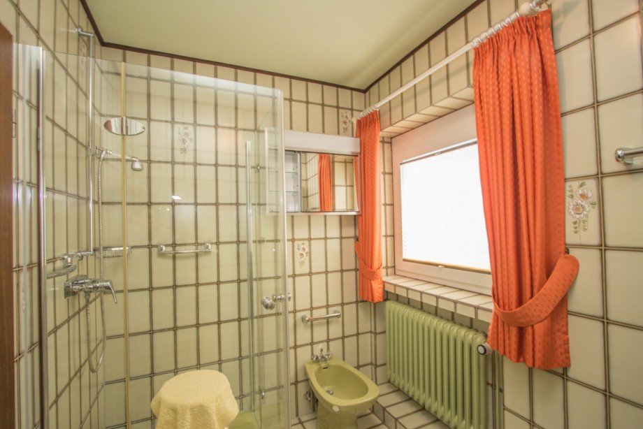 Das Tageslichtbad mit Dusche im OG Doppelhaush�lfte Korschenbroich