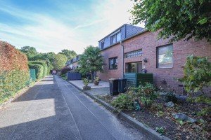 Hauptbild Zweifamilienhaus mit potenzialin verkehrsberuhigter Lage von Kleinenbroich