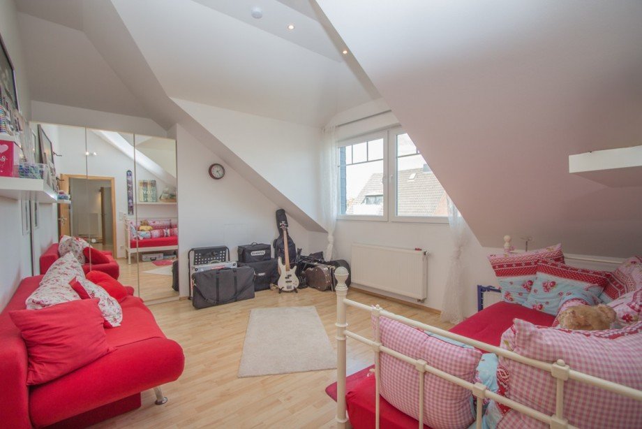 Das 2. Kinderzimmer im Dachgeschoss Zweifamilienhaus Korschenbroich