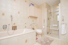 Badezimmer Freistehendes Einfamilienhaus mit gro�em Garten und Garage in bevorzugter Wohnlage von Kleinenbroich