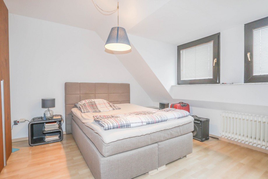 Das Schlafzimmer im DG Mehrfamilienhaus M�nchengladbach