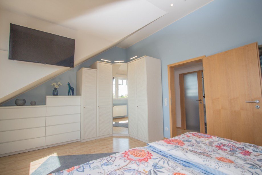 Das Schlafzimmer im Dachgeschoss Zweifamilienhaus Korschenbroich