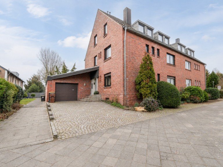 Die Au�enansicht M�nchengladbach Mehrfamilienhaus Kapitalanlage mit Perspektive: Gepflegtes Dreifamilienhaus mit zwei Garagen in zentraler Lage von M�nchengladbach