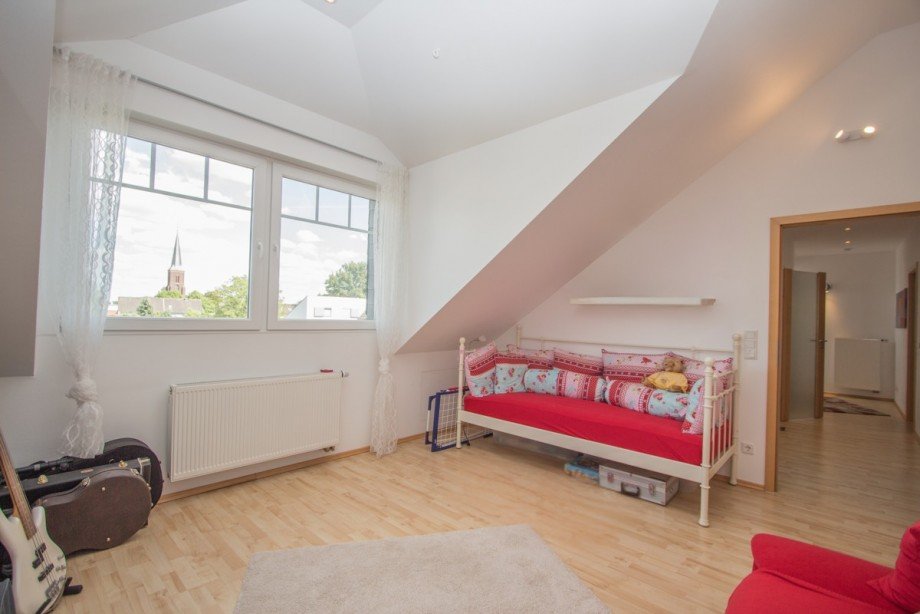 Das 2. Kinderzimmer im Dachgeschoss Zweifamilienhaus Korschenbroich