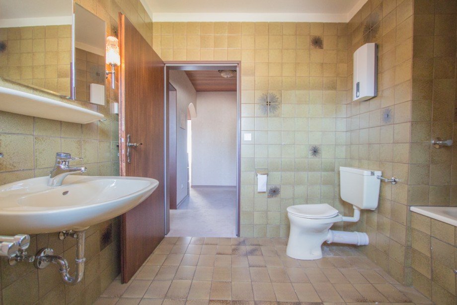 Das Tageslichtbad mit Badewanne im OG Doppelhaush�lfte Korschenbroich