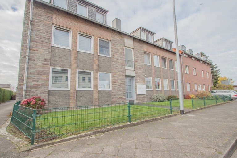 Die Au�enansicht M�nchengladbach / M�nchengladbach-Neuwerk Mehrfamilienhaus Solides und gepflegtes Mehrfamilienhausin zentraler Wohnlage von M�nchengladbach-Neuwerk