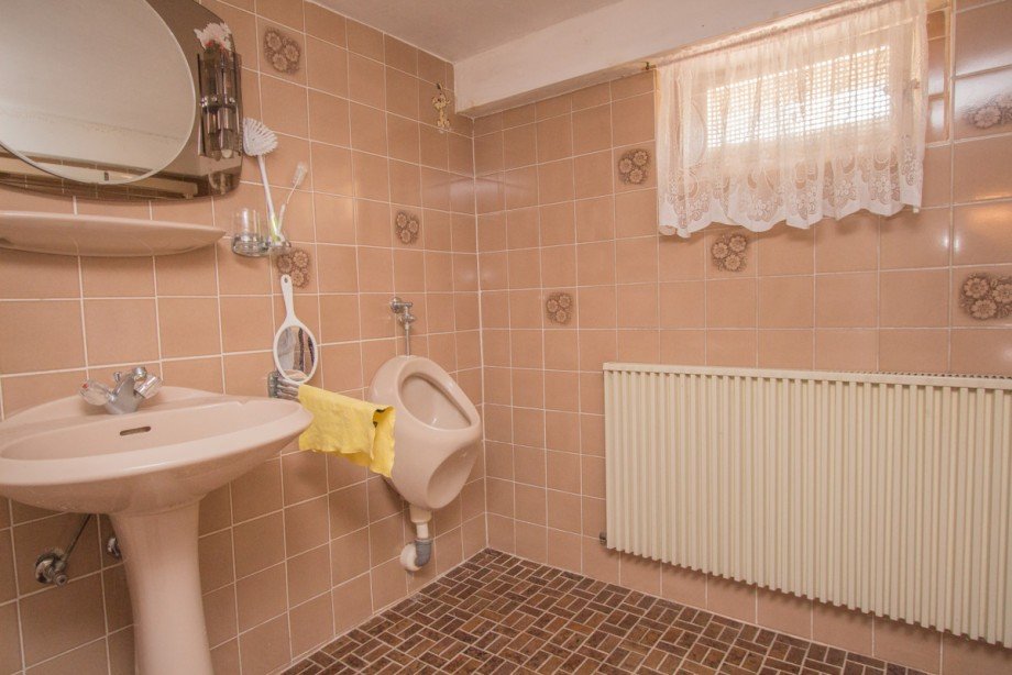 Badezimmer im Untergeschoss Doppelhaush�lfte Korschenbroich