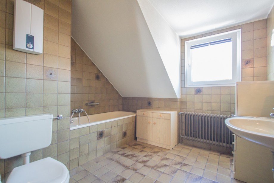 Das Tageslichtbad mit Badewanne im OG Doppelhaush�lfte Korschenbroich