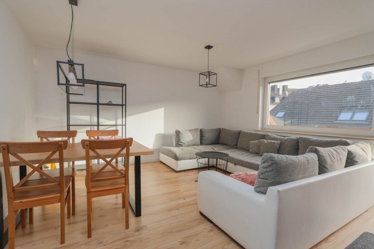 Der Wohnbereich M�nchengladbach Dachgeschosswohnung Ger�umige 4-Zimmer Dachgeschosswohnung mit Balkonin zentraler Lage von M�nchengladbach