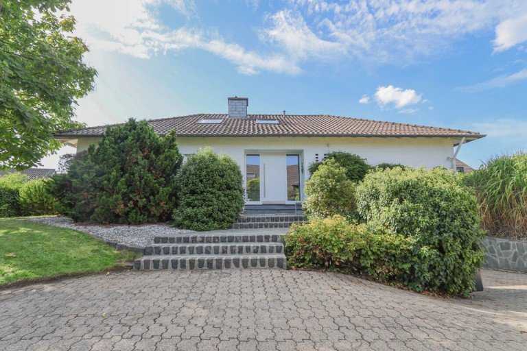 Hauptbild: Exklusiver Winkel-Bungalow mit gro�z�gigem Grundst�ck und viel Wohnkomfort