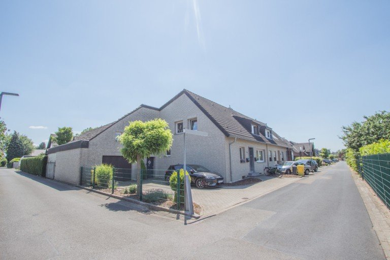 Lage Neuss / Holzheim Doppelhaush�lfte Zweifamilienhaus mit Garage und gro�z�gigem Gartenin ruhiger Wohnlage von Neuss-Holzheim