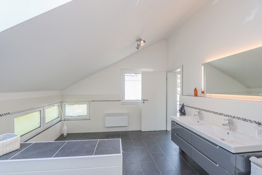 Das Badezimmer en Suite im OG Einfamilienhaus Korschenbroich / Pesch