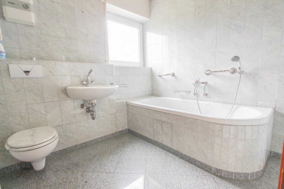 Das Badezimmer im 1. OG Mehrfamilienhaus Korschenbroich / Kleinenbroich