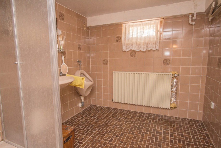 Badezimmer im Untergeschoss Doppelhaush�lfte Korschenbroich