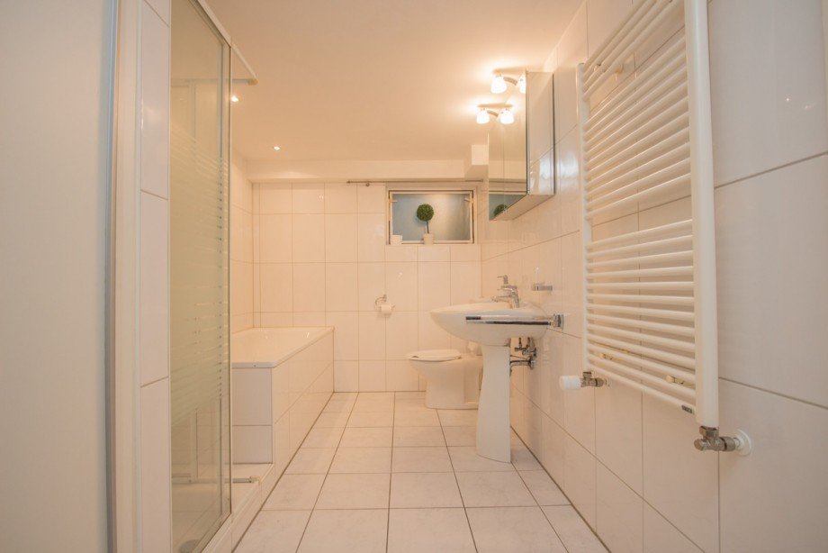 Badezimmer im Kellergeschoss Zweifamilienhaus Neuss-Hoisten