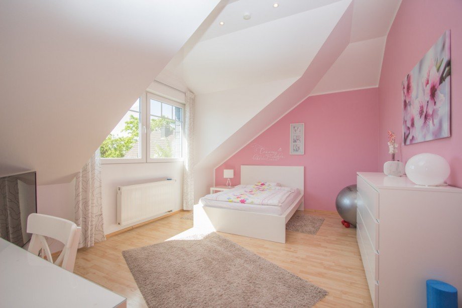 Das 1. Kinderzimmer im Dachgeschoss Zweifamilienhaus Korschenbroich