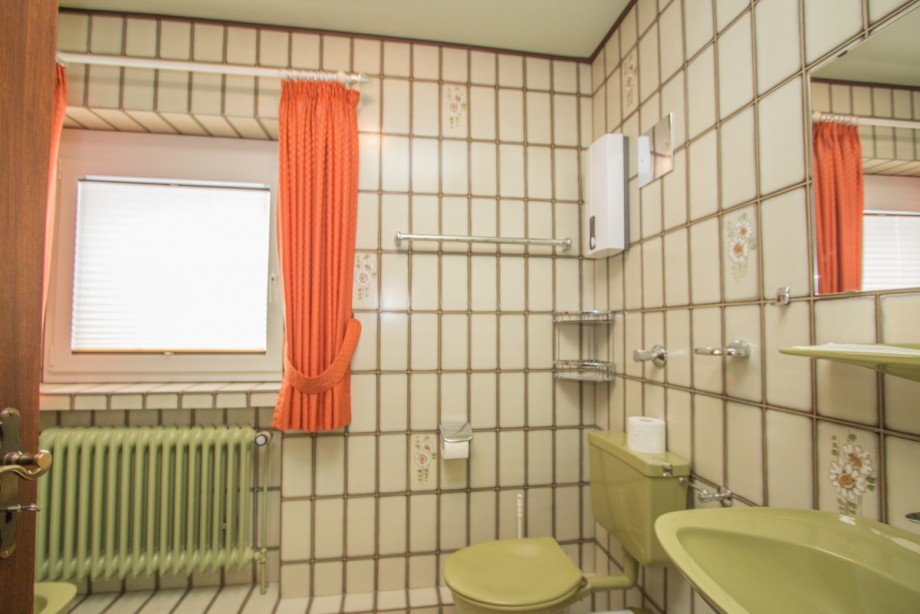 Das Tageslichtbad mit Dusche im OG Doppelhaush�lfte Korschenbroich