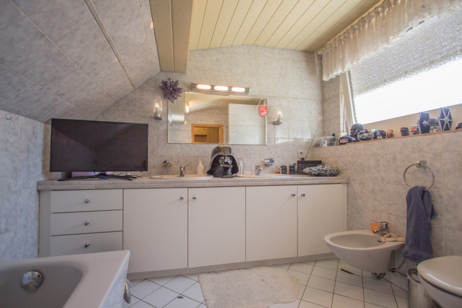 Badezimmer im Obergeschoss Doppelhaush�lfte Neuss / Holzheim