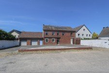 Hauptbild Vielseitiges Wohnhaus mit Entwicklungspotenzial und grünem Garten