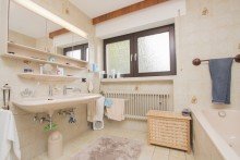 Badezimmer Freistehendes Einfamilienhaus mit gro�em Garten und Garage in bevorzugter Wohnlage von Kleinenbroich