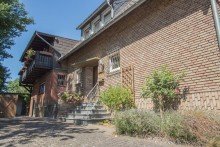 Au�enansicht Charmantes Zweifamilienhaus mit Garage 
in zentraler Lage von Kleinenbroich