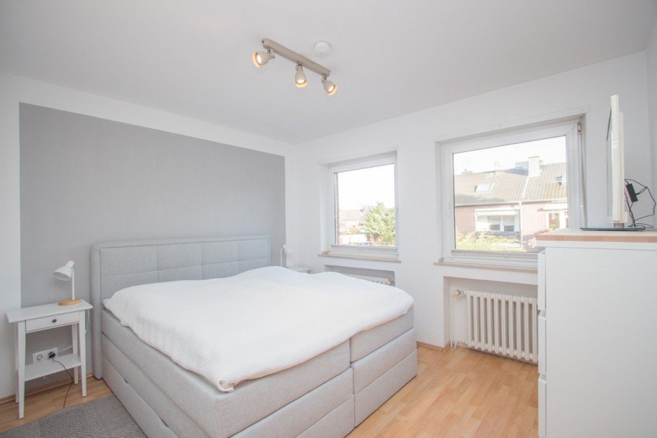 Schlafzimmer im OG Zweifamilienhaus Neuss