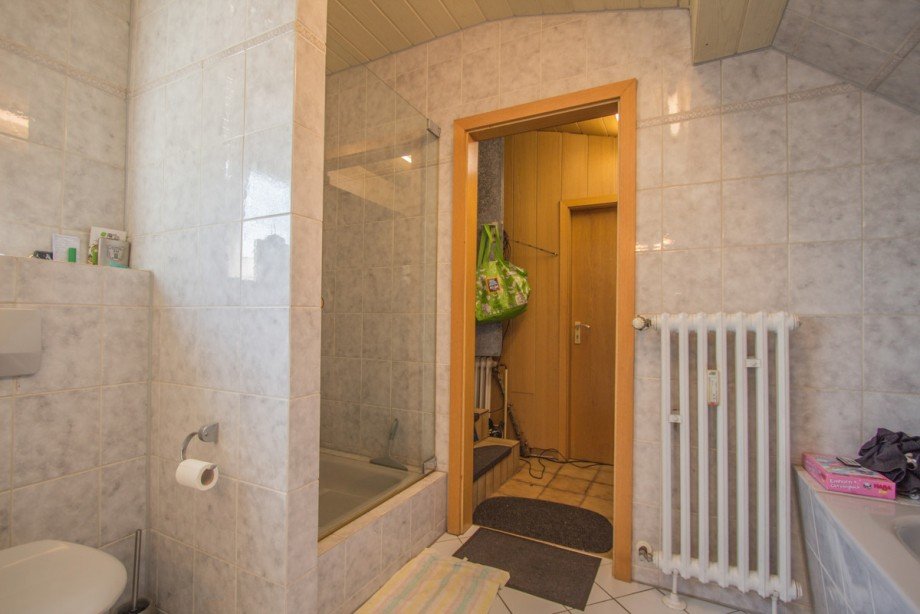 Badezimmer im Obergeschoss Doppelhaush�lfte Neuss / Holzheim