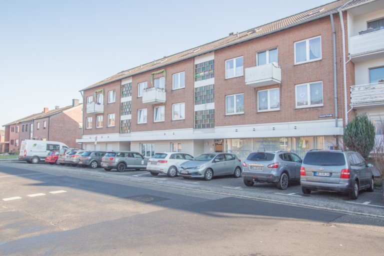 Frontansicht Korschenbroich Mehrfamilienhaus Solides und gepflegtes Mehrfamilienhausin zentraler Wohnlage in Kleinenbroich