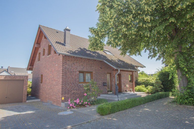 Au�enansicht Neuss Zweifamilienhaus Freistehendes Zweifamilienhaus mit Garten und Garagein Top Wohnlage von Neuss-Holzheim