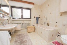 Badezimmer Freistehendes Einfamilienhaus mit gro�em Garten und Garage in bevorzugter Wohnlage von Kleinenbroich
