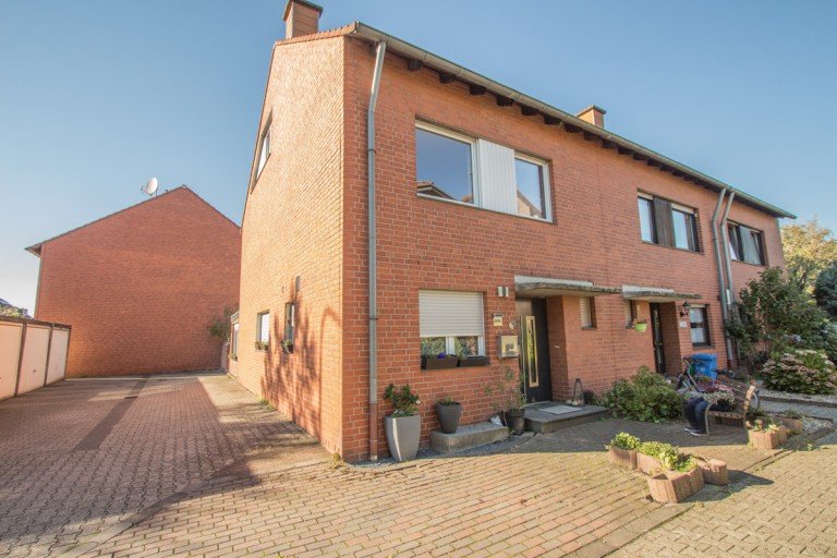 Au�enbilder bearbeitet (29 von 54) Neuss Reiheneckhaus Modernes Reihenendhaus mit Garagein sch�ner Lage von Neuss-Vogelsang