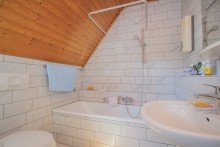 Badezimmer im Obergeschoss Charmantes Zweifamilienhaus mit Garage 
in zentraler Lage von Kleinenbroich