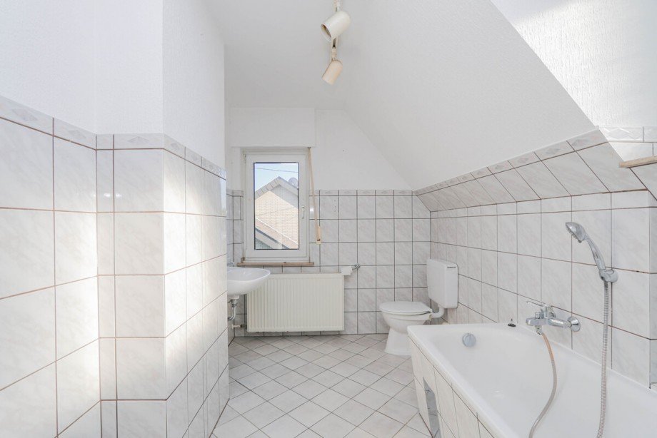 Das Tageslichtbad im DG Einfamilienhaus Korschenbroich / Neersbroich
