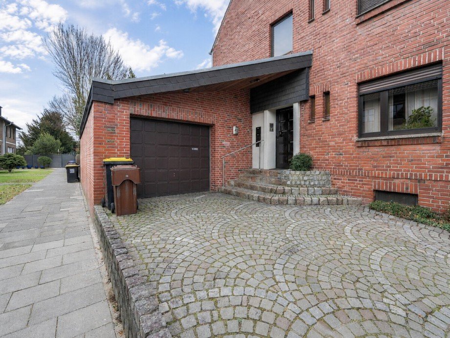 Der Hauseingang Mehrfamilienhaus M�nchengladbach