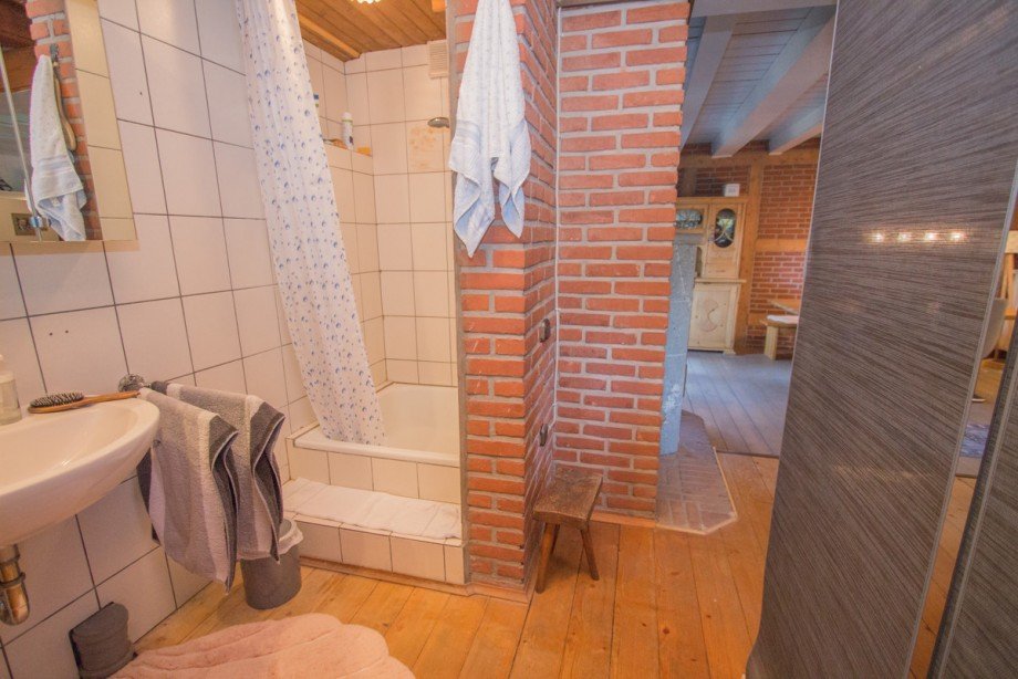 Bad im Erdgeschoss Zweifamilienhaus Korschenbroich
